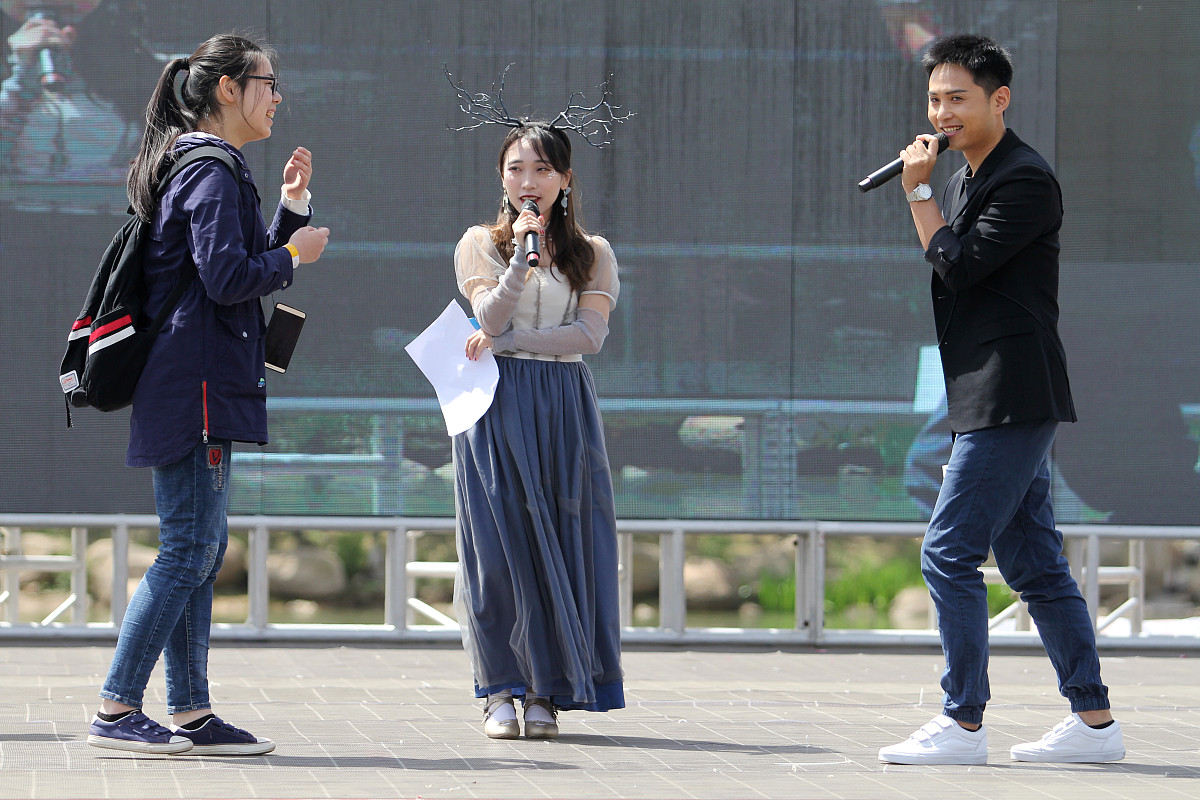 2018年4月7日,武汉,欢乐谷举办《恋与制作人》线下首场全明星见面会.*