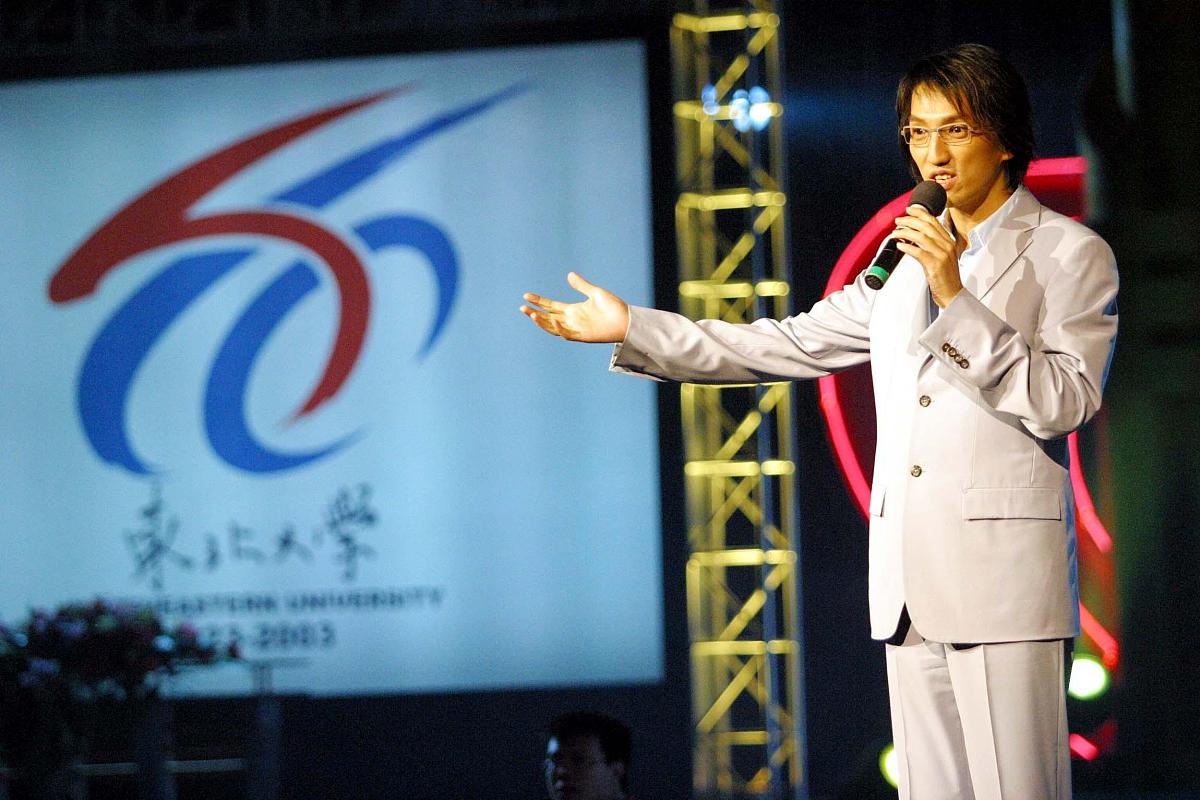 校庆晚会主持开场词：用诗歌点燃青春记忆，致敬母校辉煌