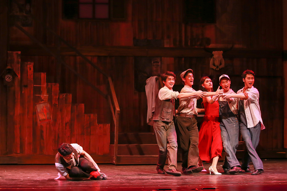 学生要约指导老师讨论论文开题和实习外派的问题请帮我写一段联系老师的话