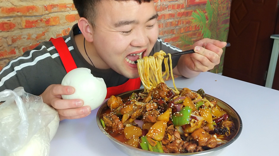 5个鸡腿一斤面,做成麻辣大盘鸡拌面,满满一盆吃着真过瘾