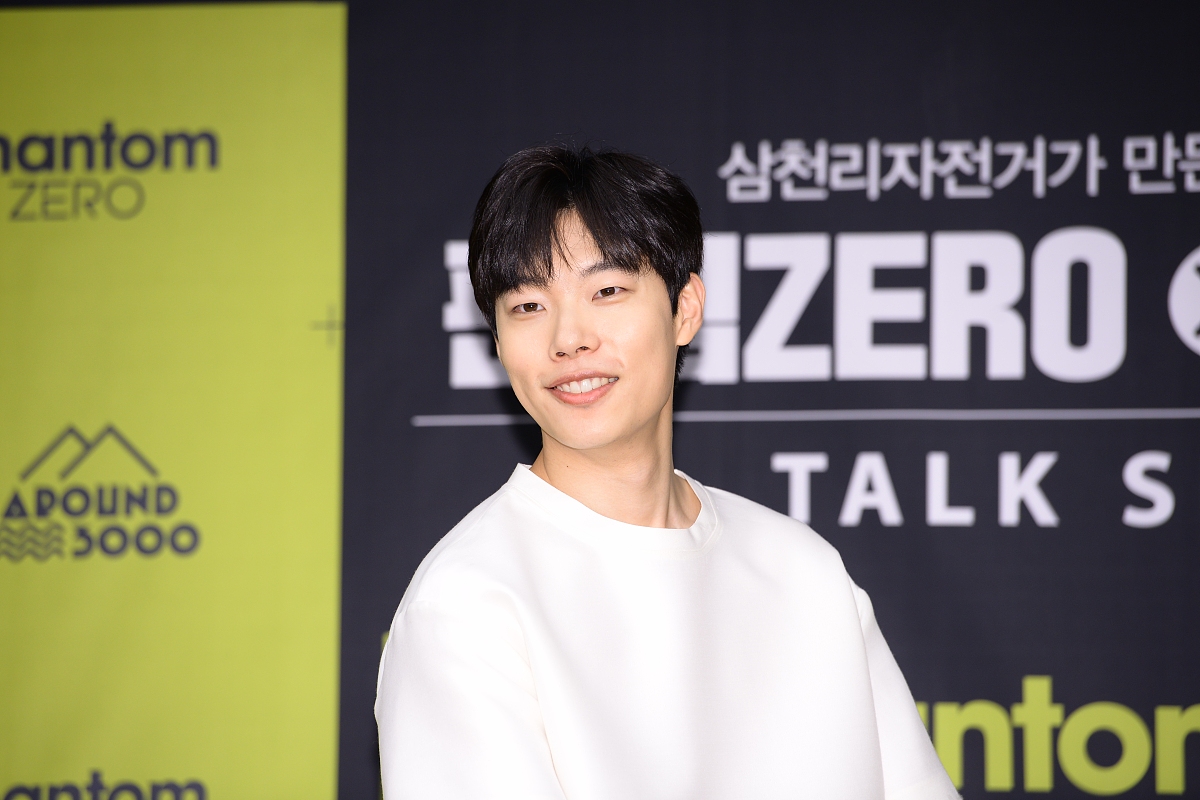 韩星柳俊烈首尔代言自行车变身运动型男 对镜比心露迷人微笑帅气十足