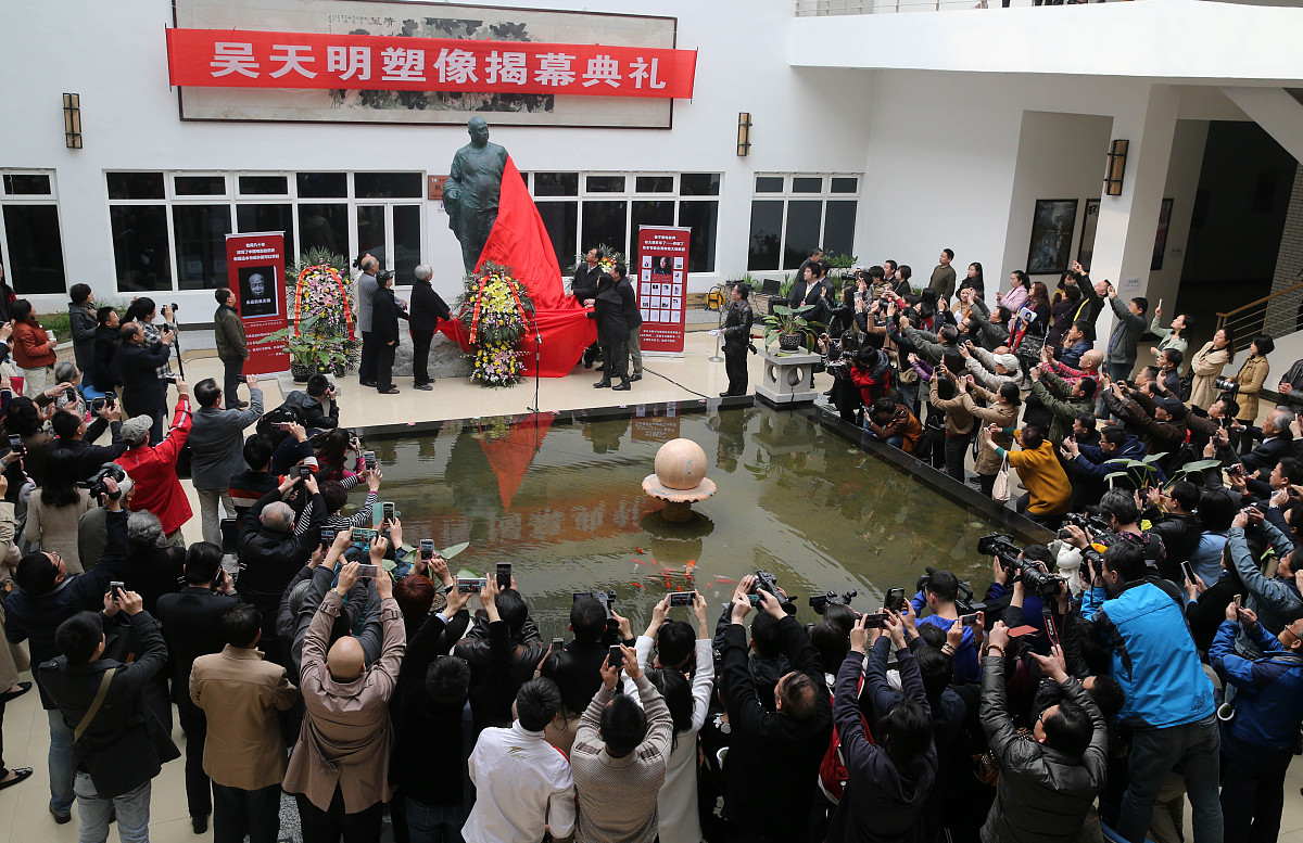 2015年4月9日,西安,吴天明塑像揭幕仪式在西部电影集团举行.***_***