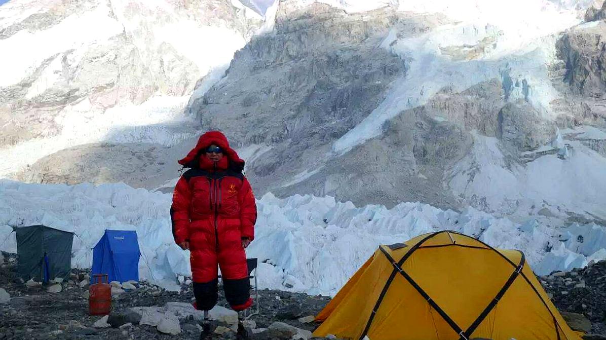 [图]老人与山:他无腿也要爬上珠峰的顶,凭借着一双假肢完成他的梦想