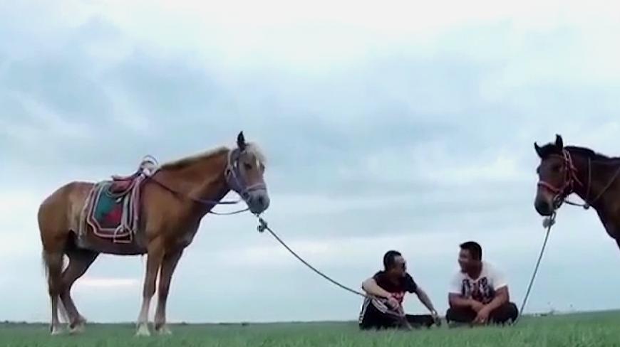 [图]草原上骑马的汉子,策马奔腾、分享潇洒人生