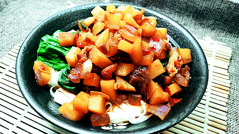 肉丁土豆炸酱面,做法超简单,一个人可以吃三大碗