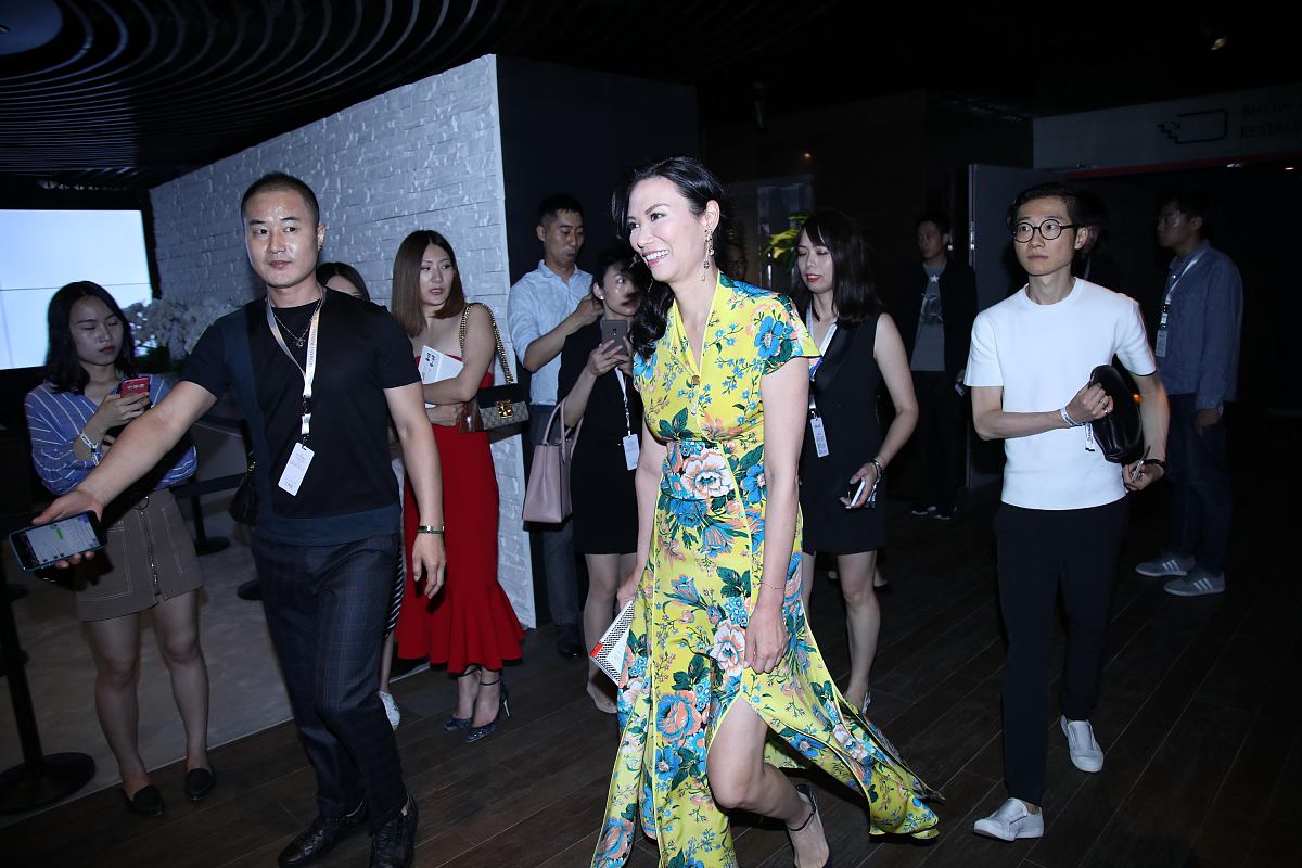 邓文迪中国风造型现身显端庄典雅 获小男友尾随助阵显恩爱撒狗粮