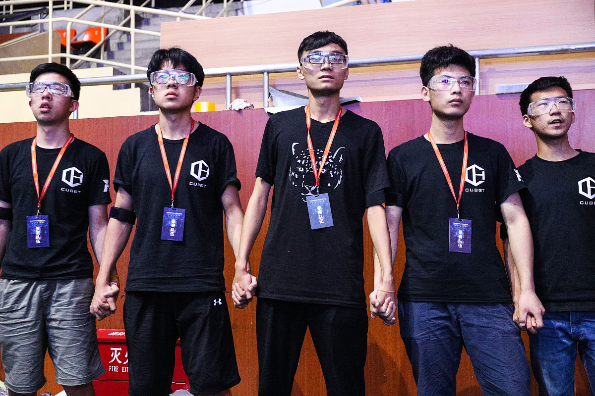 Uzi是谁？LOL传奇选手回归热搜！