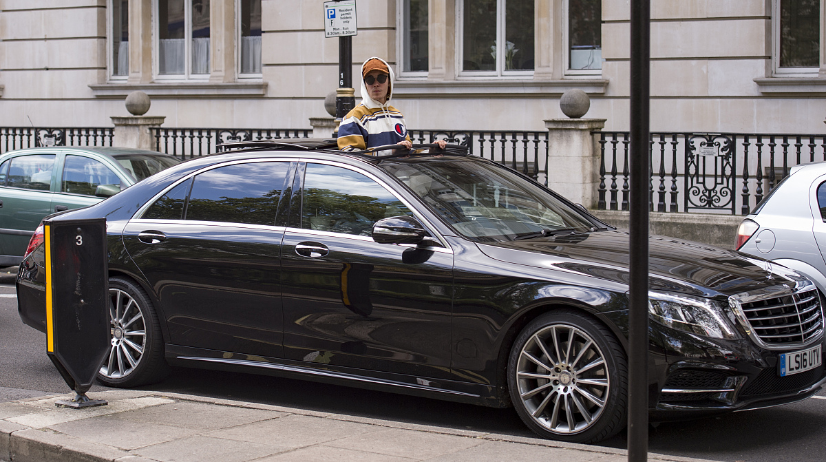 请在matlab中写一段car-like模型的运动学公式需要输出体坐标系下的角速度和线速度