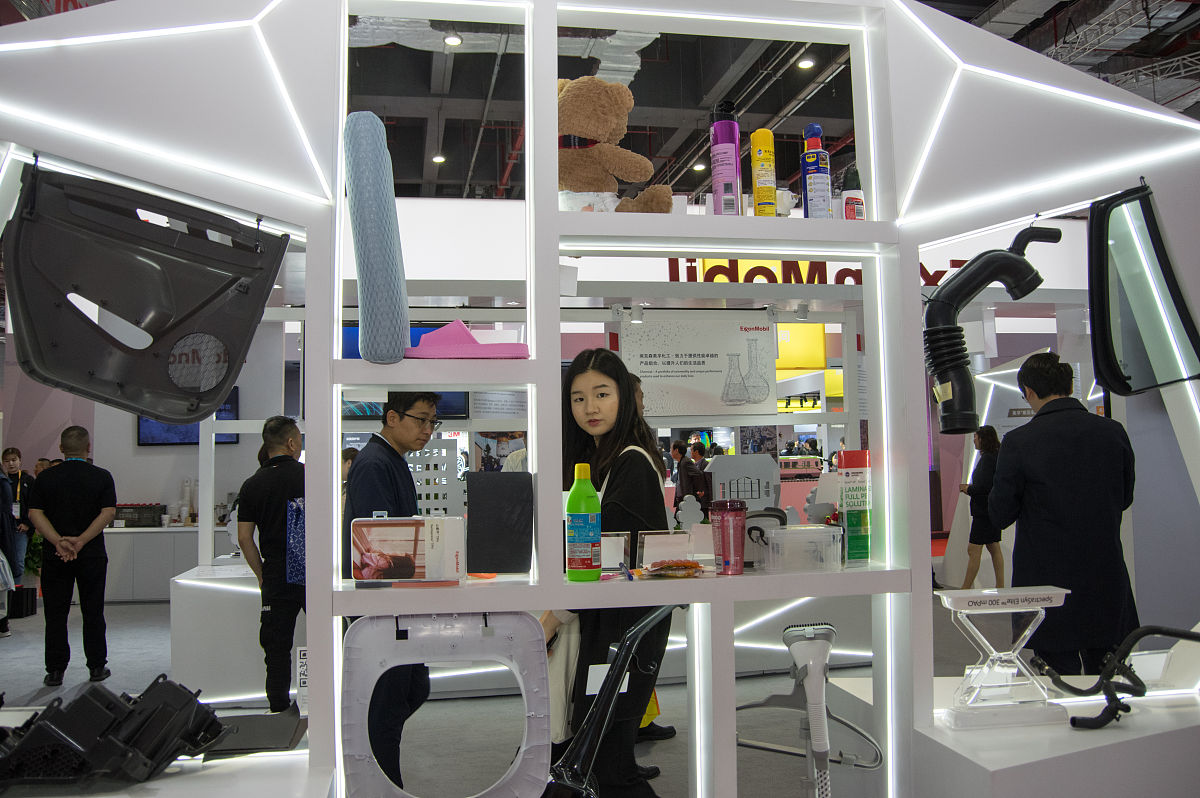 请用幽默风趣的方式介绍一下扬州生活科技的缺点：不让坐电梯早上630跑操每天爬十几层楼