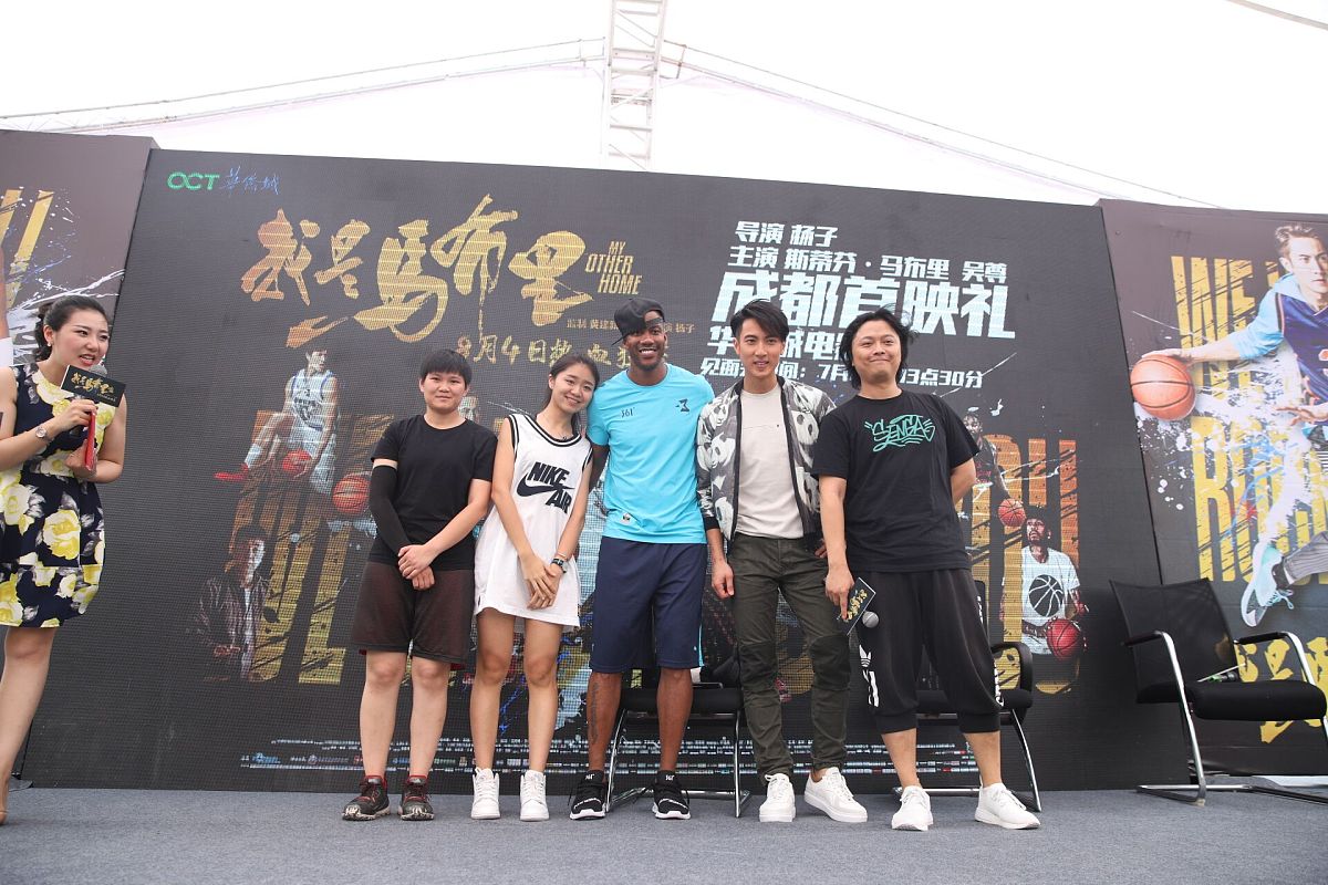 吴尊熊猫装获美女帮戴手套秀球技引尖叫 马布里歪戴帽秀篮球freestyle