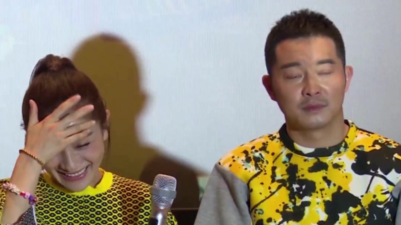 胡可晒安吉小鱼儿跆拳道考级照 俩萌娃大秀腿法气场强