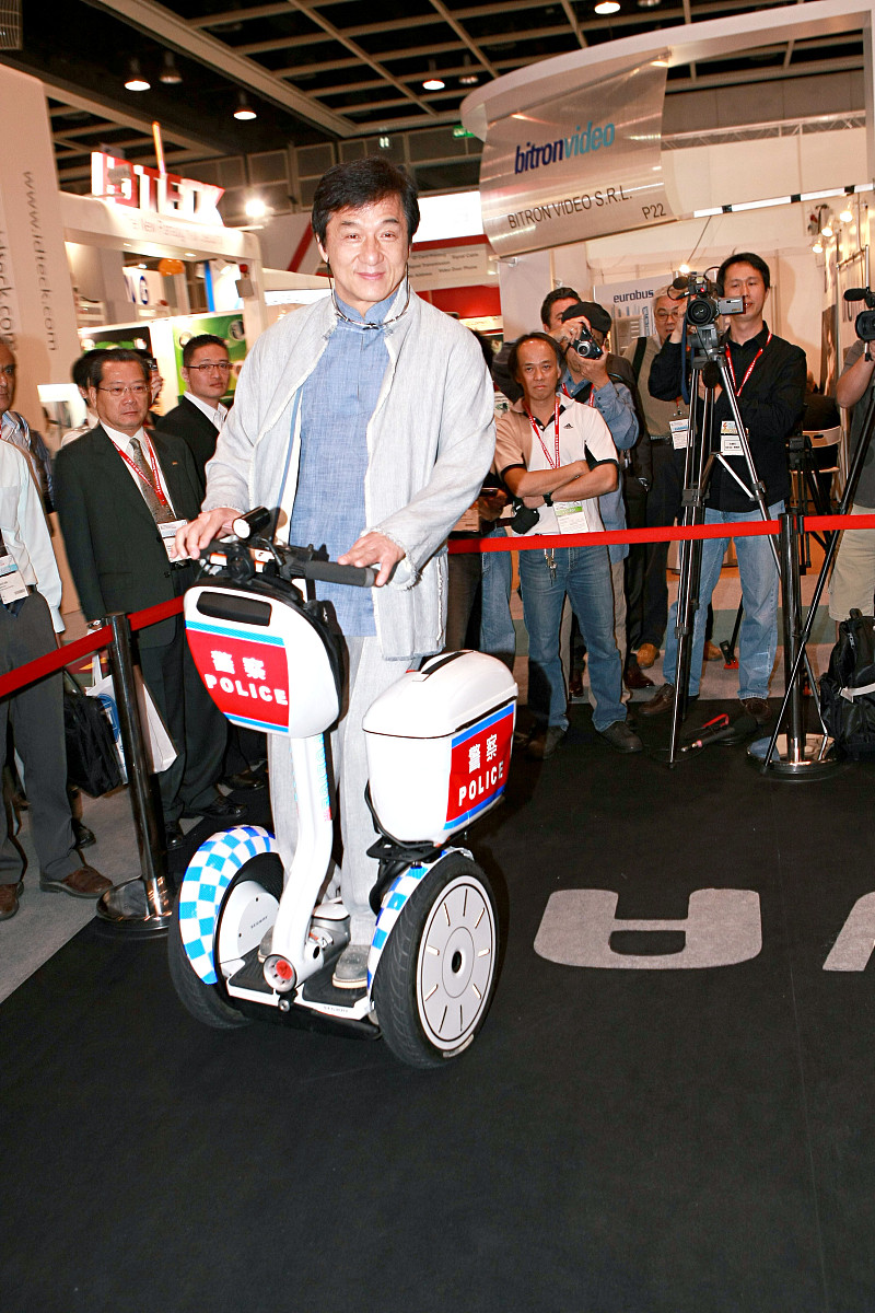 2008年6月4日,香港,成龙出席其代理的segway电动车推介活动.+++_+++成