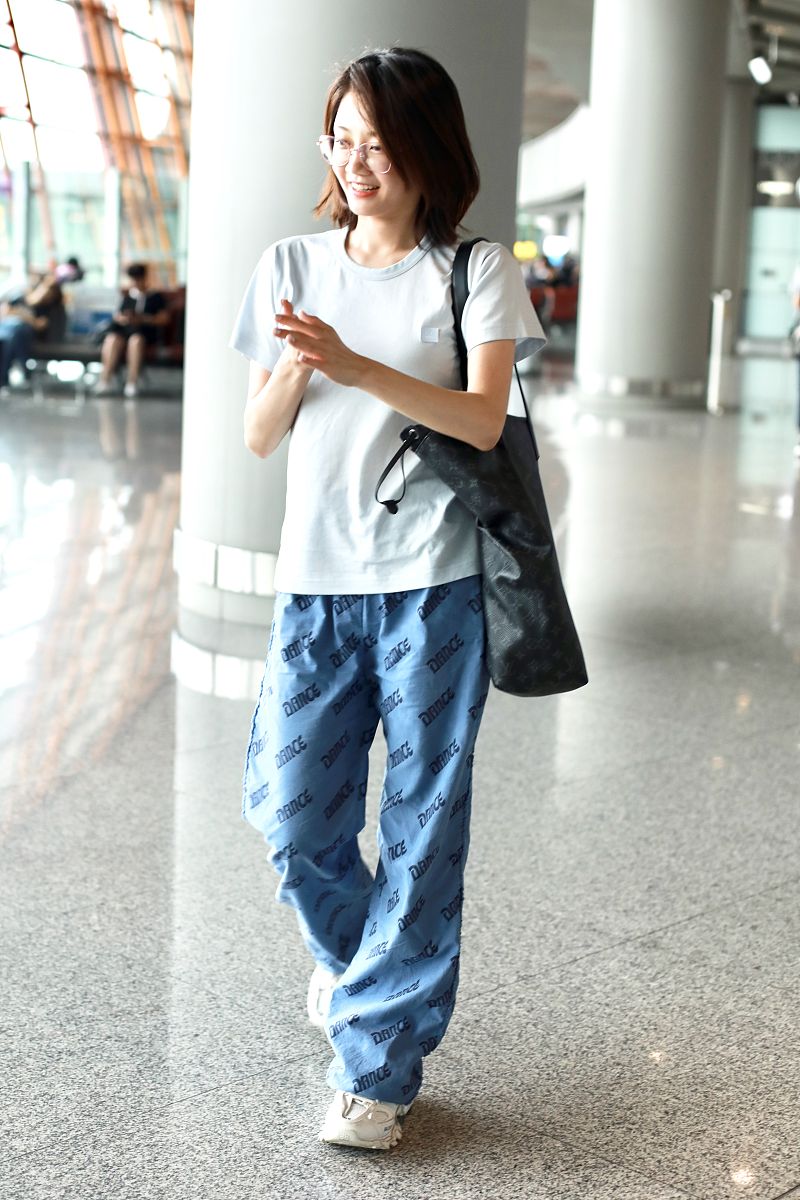 来一篇百搭T恤穿搭文案文章以浓郁的童趣青春活力为核心描述服饰细节。服饰：绿色翻领整洁POLO衫服饰、橙黄色圆领T恤时尚亮丽、圆领白色T恤薄纱娃娃领拼接