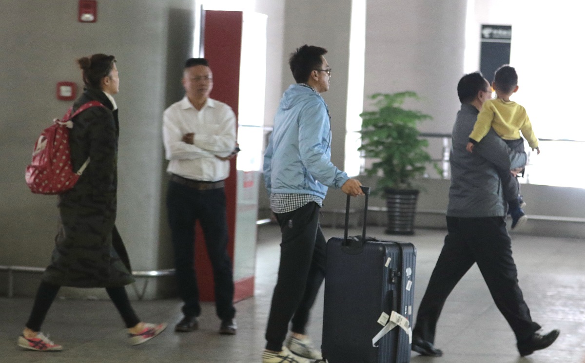 弯着腰搬放行李