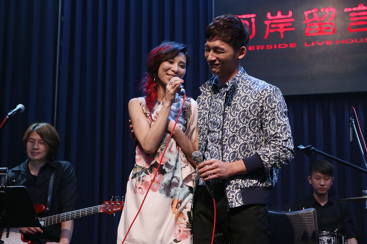 刺激情侣买票的情歌演唱会 - 爱的旋律，唤醒心灵！