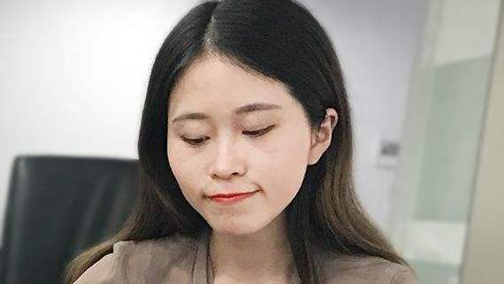 【女孩模仿网红身亡 父亲:绝对看了你视频】近日,山东女孩模仿网红自制爆米花离世的新闻引发广