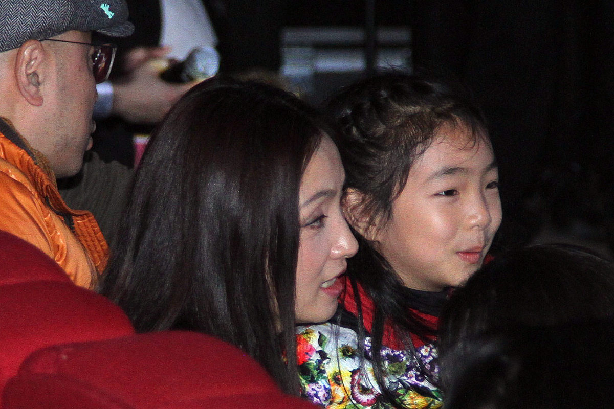 李咏女儿法图麦正式出道：五国语言学霸，提前一年名校毕业，她的星途会一帆风顺吗？