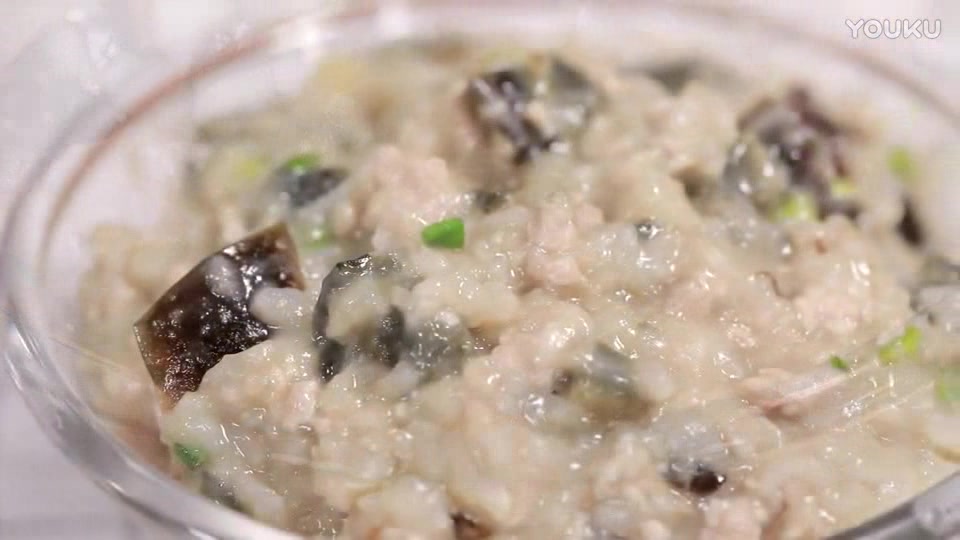 教你如何熬出美味的皮蛋瘦肉粥!还是用电饭锅做的,简单好吃
