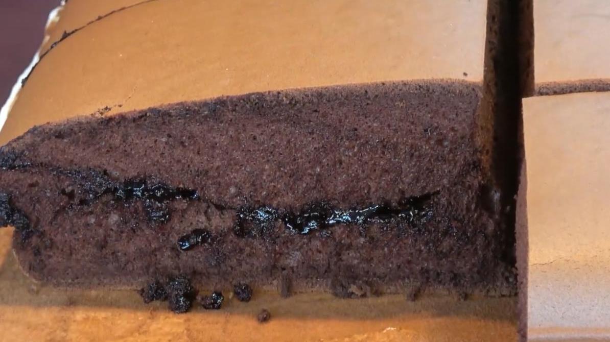 一米长的爆浆蛋糕?厨师一刀下去,里面的酱就露出来了