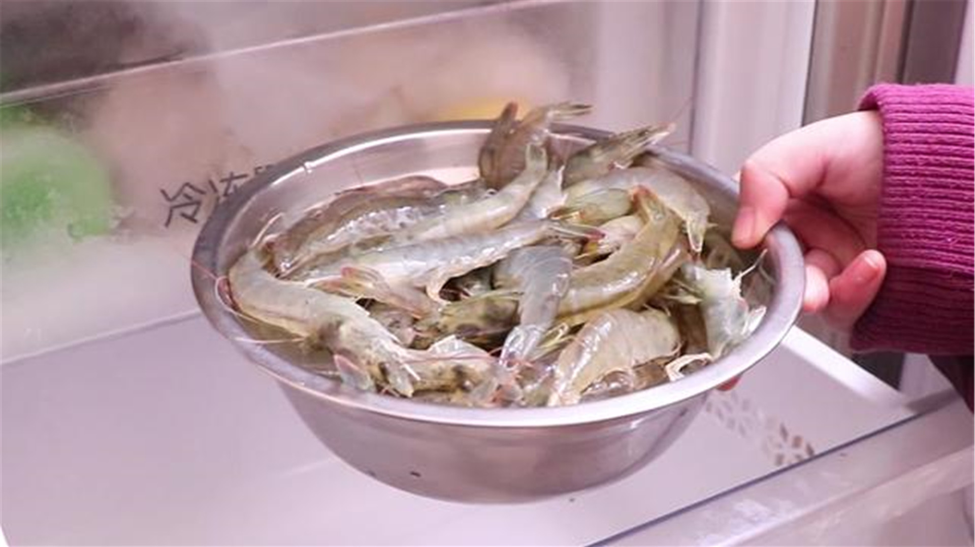 把虾放进冰箱冻30分钟,用途真厉害,好多人不懂咋回事,真实用