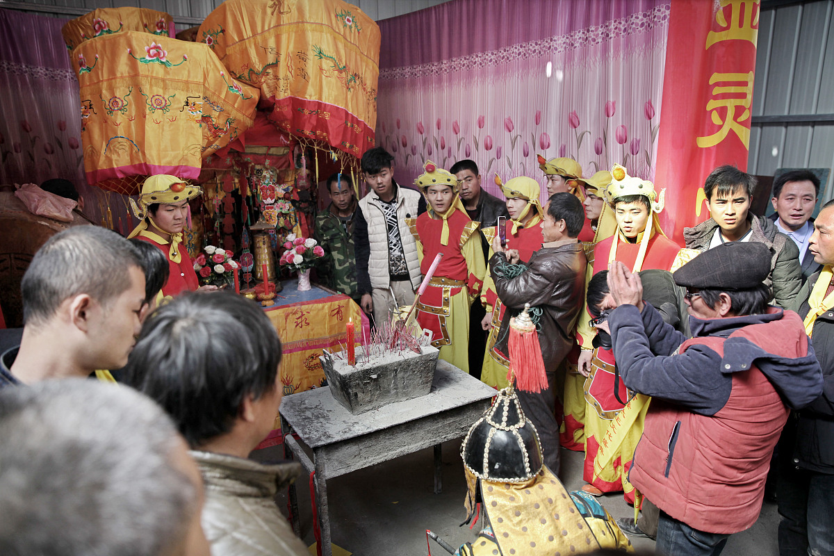 做七：人死后每逢七日要举行祭奠俗称做七。一般只做五七。最后举行祭奠 焚化灵屋纸屋叫完七以示丧事的结束。以后周年举行祭礼叫开小孝；三年举行祭礼叫开大孝。开大孝时门前、厅堂换上红联一切恢复正常。 这是客家丧葬当中的祭七流程帮我精简一下这个流程并且换一个表达方式语句不要和原来的太相似要精简