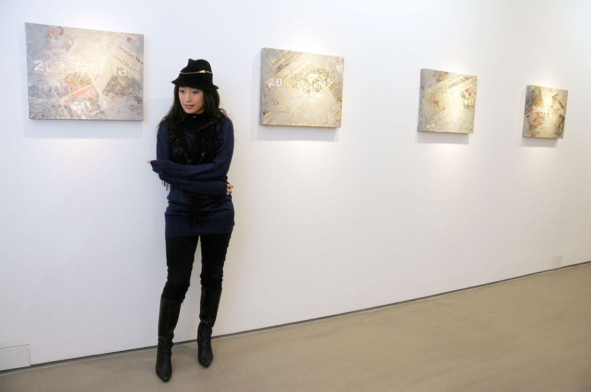 2008年11月12日,变身艺术家的知名歌星艾敬在北京其艺术展现场接受专