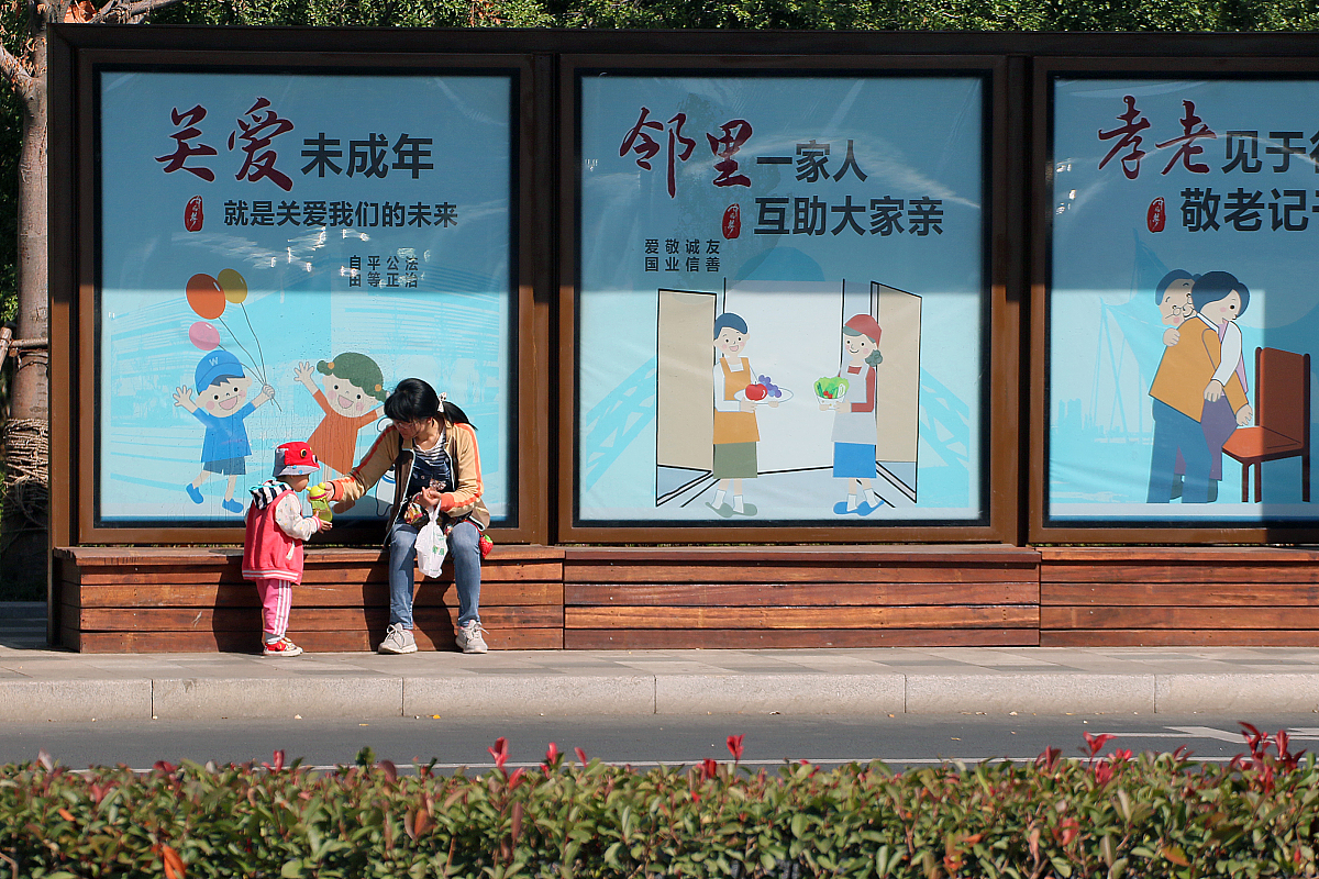 改些成一片500字左右的新闻稿欧光先女今年43岁欧光先的家庭是一个平凡的家庭也是一个不幸之中幸福的4口之家她们家和大多数家庭一样只是一个平凡的家庭没有什么轰轰烈烈的事迹但是她们全家人遵纪守法互敬互爱积极进取、乐于助人家庭和睦、温馨深受邻里和社会的好评。互敬互爱是家庭和睦的基础是家庭幸福的源泉。她们夫妻二十多年来在生活中相互照顾、相互信任、相互理解、相互支持、相互取长补短遇到困惑相互开导、相互帮助。