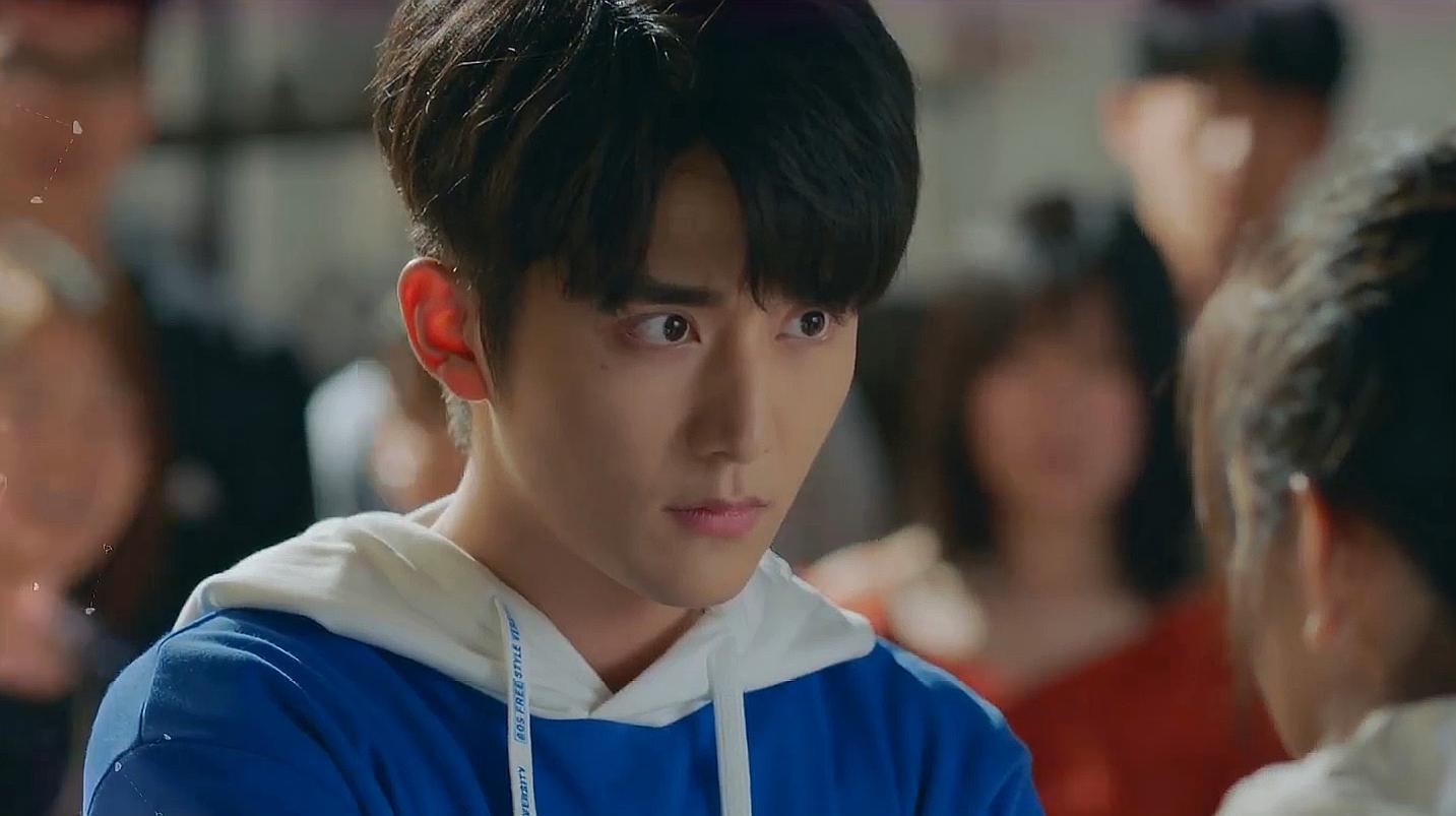 冰糖炖雪梨:黎语冰当众霸气亲吻吴倩,吴倩当场懵了:这难道是梦