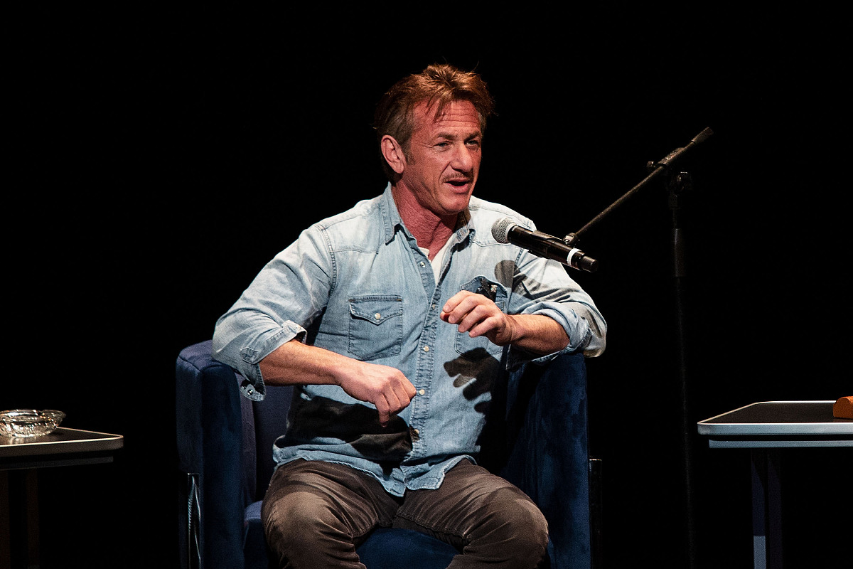 当地时间2018年4月11日,华盛顿,肖恩·潘(sean penn)出席首部小说《bo