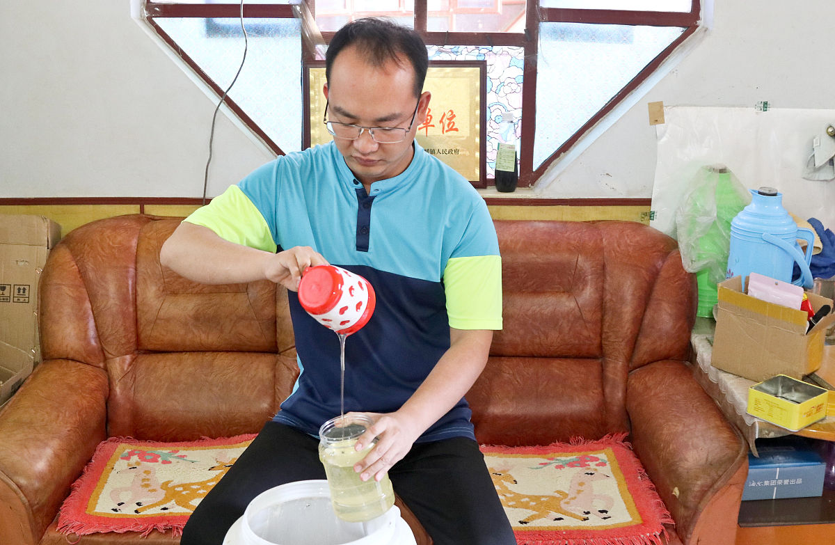 2019年8月13日,甘肃张掖,刘志忠在包装自己家产的蜂蜜,准备在"最炫西