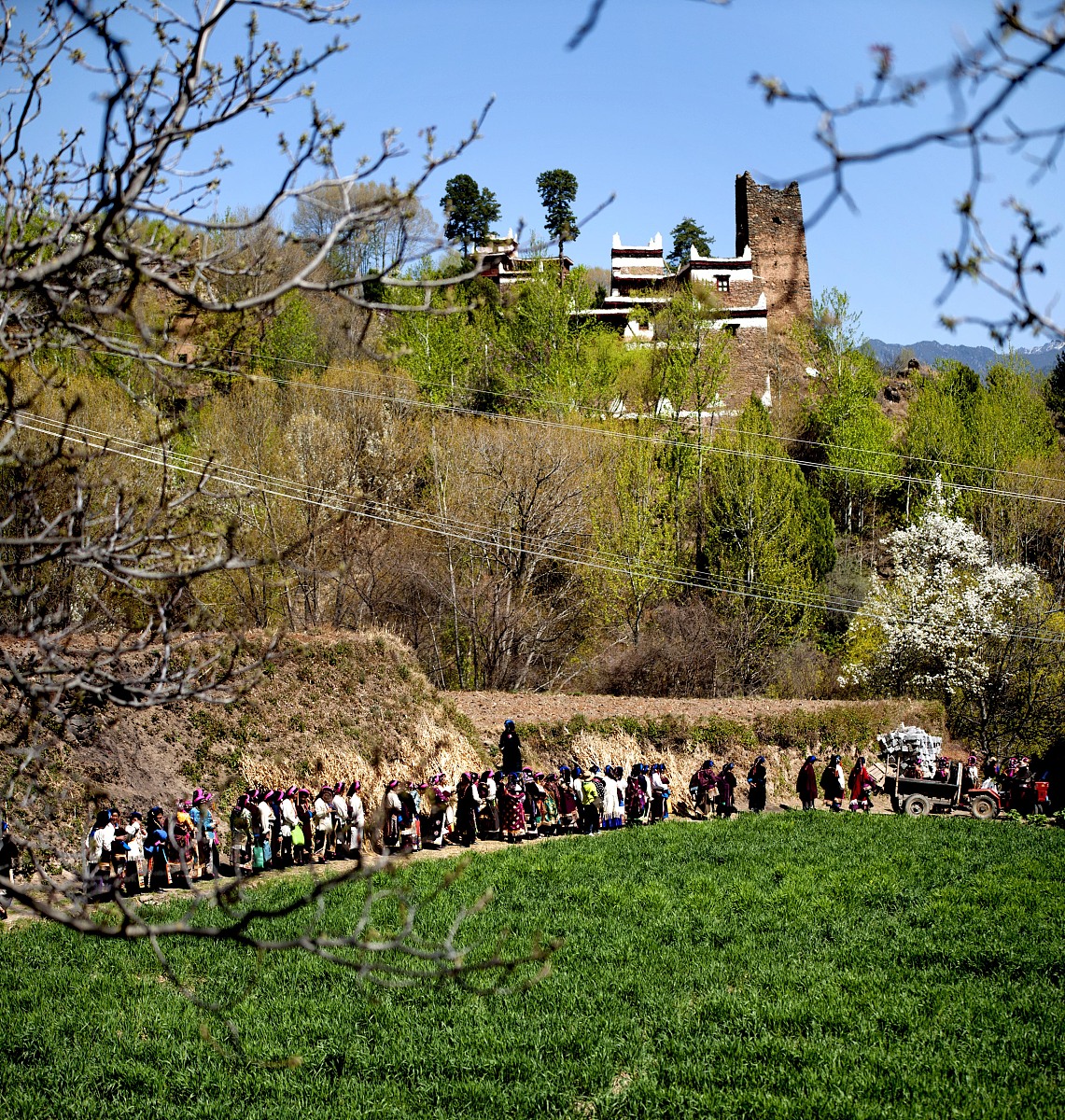 喜宴感谢诗七字：亲朋相聚喜洋洋