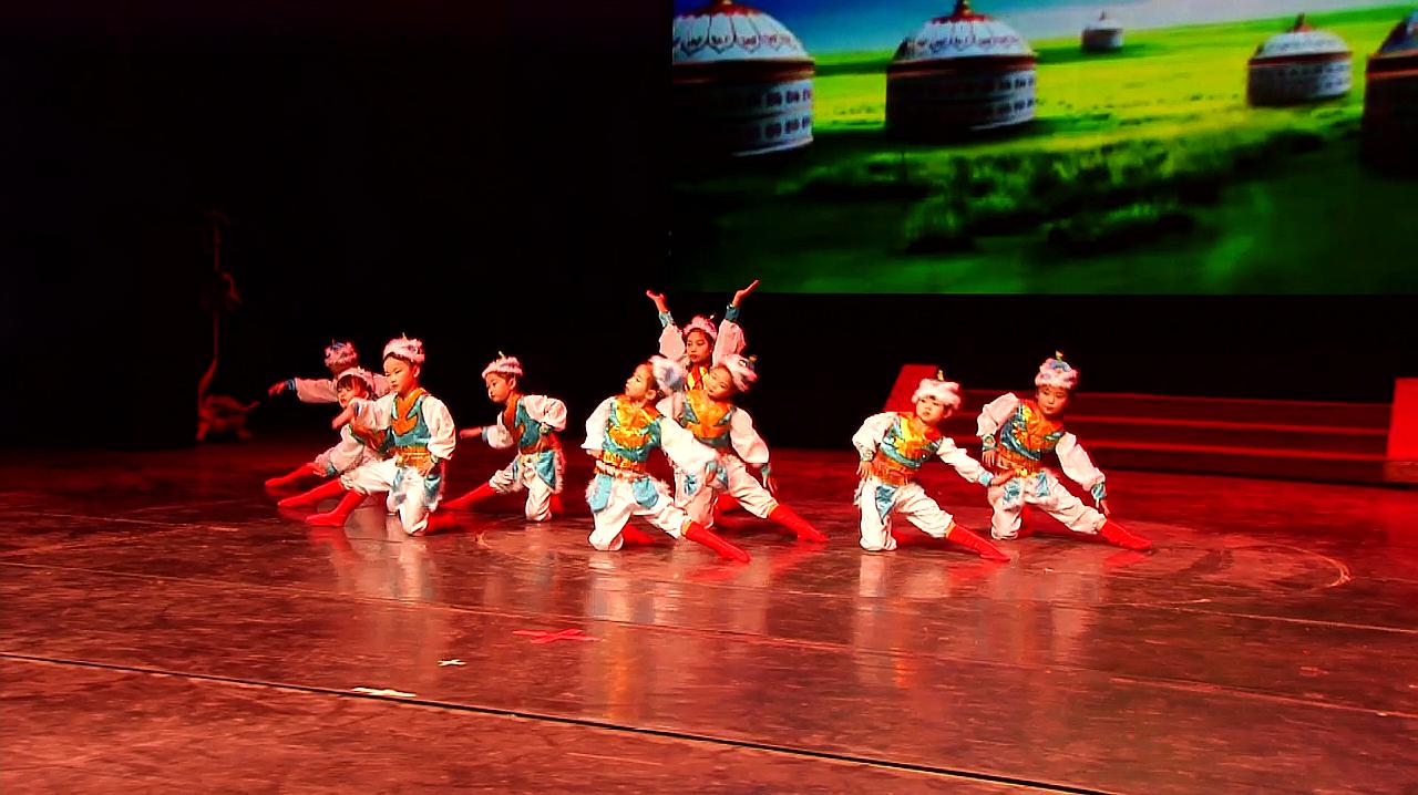 小朋友表演蒙古族舞《乌古力》,翻跟头太专业了,果断收藏!