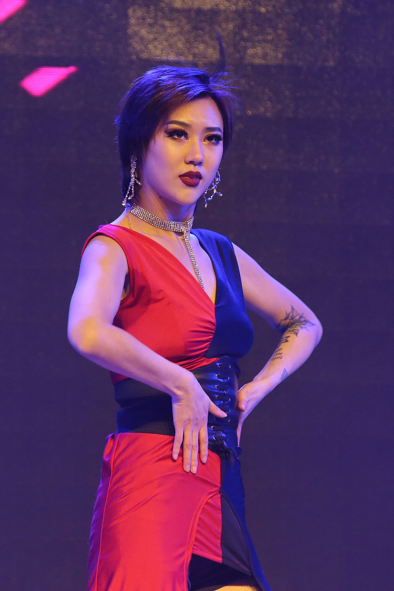 2018年4月14日,辽宁沈阳,沈阳一美女舞团性感热舞抓人眼球.***_***美