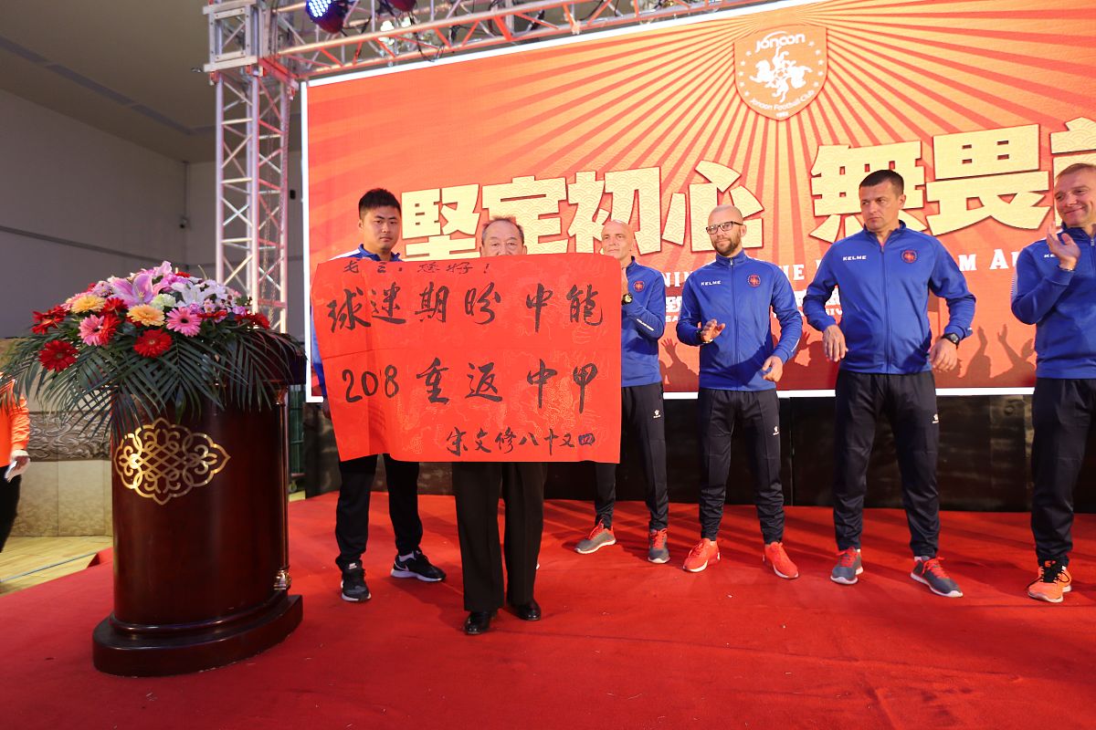 帮我想个三月新贸节启动仪式主题大概为动员销售进行销售额比拼的启动仪式要有个主题部落冲突类似的有什么点可以用到比如销售额高的算上占领了城堡装备金币等代表销售额怎么结合部落冲突主题进行启动仪式颁奖仪式都要切合主题进行