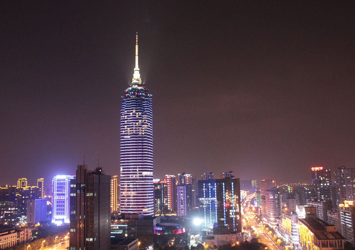 ***_***2017年11月20日,江苏常州,形如针筒的地标大厦夜景.