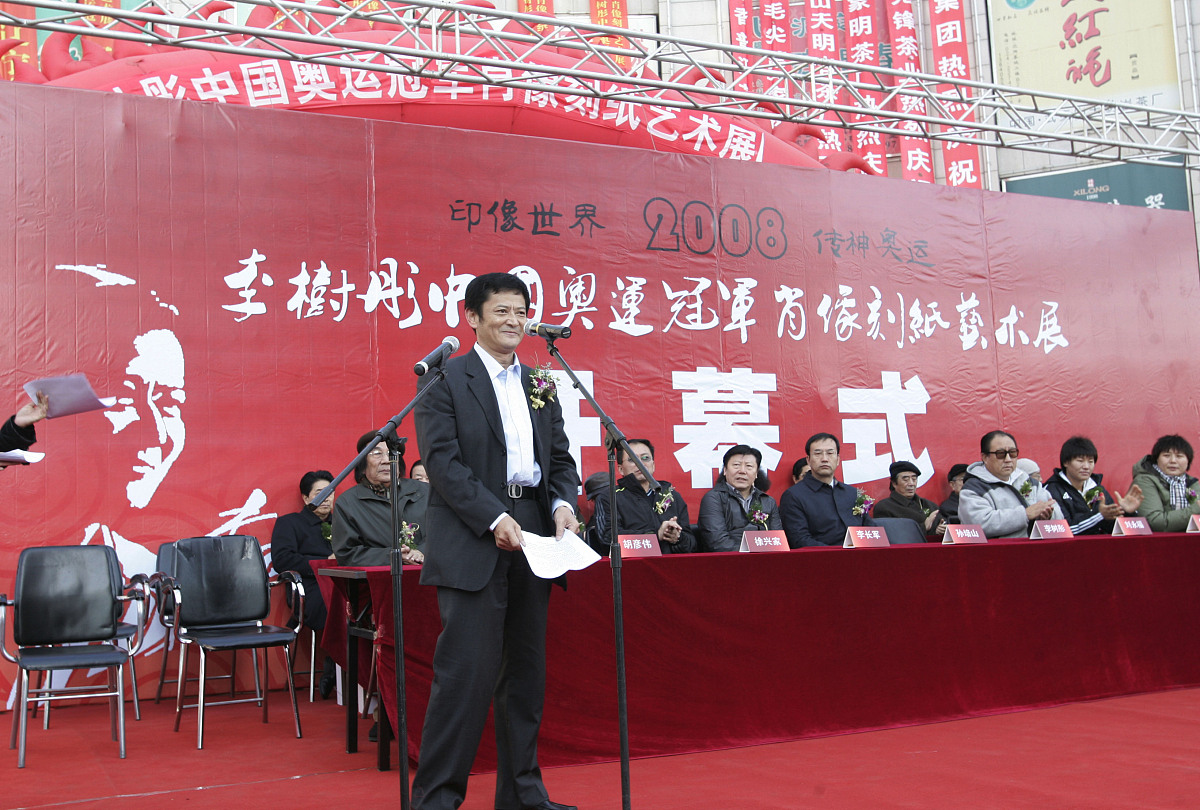 成都职业学校校长送毕业生坚守二字