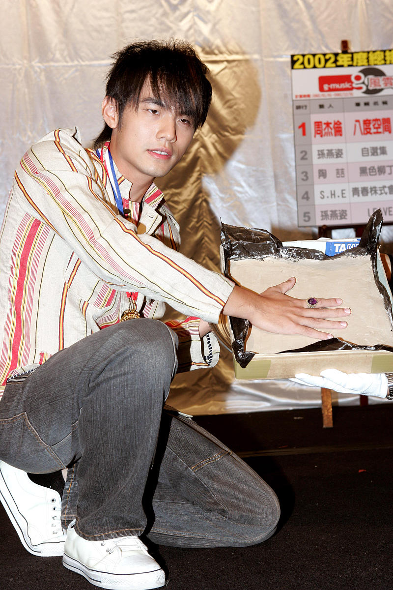 谁写的寂寞憔悴这世界可有谁这句歌词