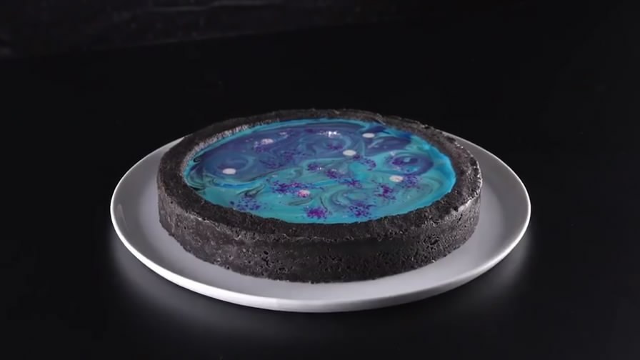 把梵高画中的星空塞进芝士蛋糕,梵高的《呐喊》中的抽象星空,画进芝士蛋糕里,真是让我下不去嘴