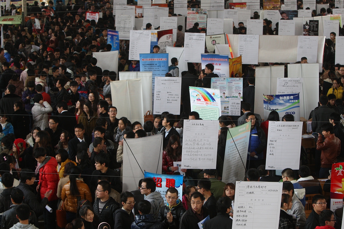 ***_***2012年11月17日,山东烟台,在鲁东大学篮球馆,大学生在2013届毕