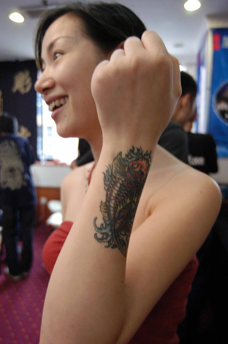 纹身的诗意：女性与艺术的交融