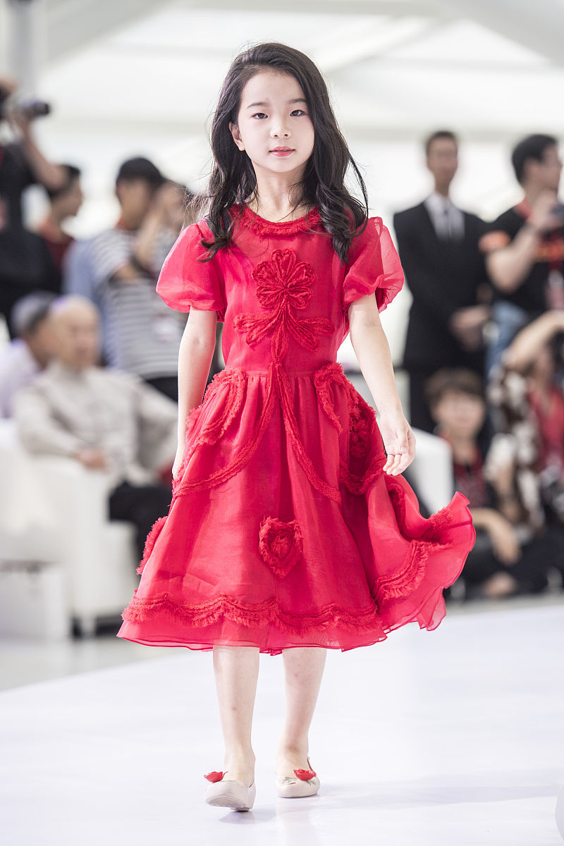 以女孩灵动而烂漫为主题撰写一篇新品童装资讯。服装类型：泡泡袖简约款粉色连衣裙印花点缀其中、靓丽色系点衬女孩稚嫩大方波点元素圆润细腻、艺术感爱心印花斑斓美丽蔓延T恤活力感十足