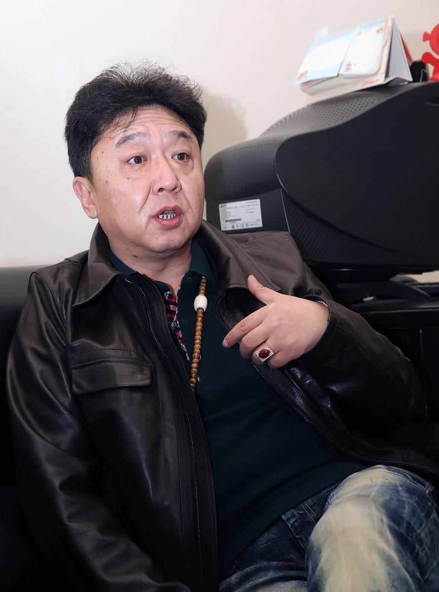 2013年12月01日,陕西省西安市,于谦在故乡西安签售新书《玩儿》.***_*