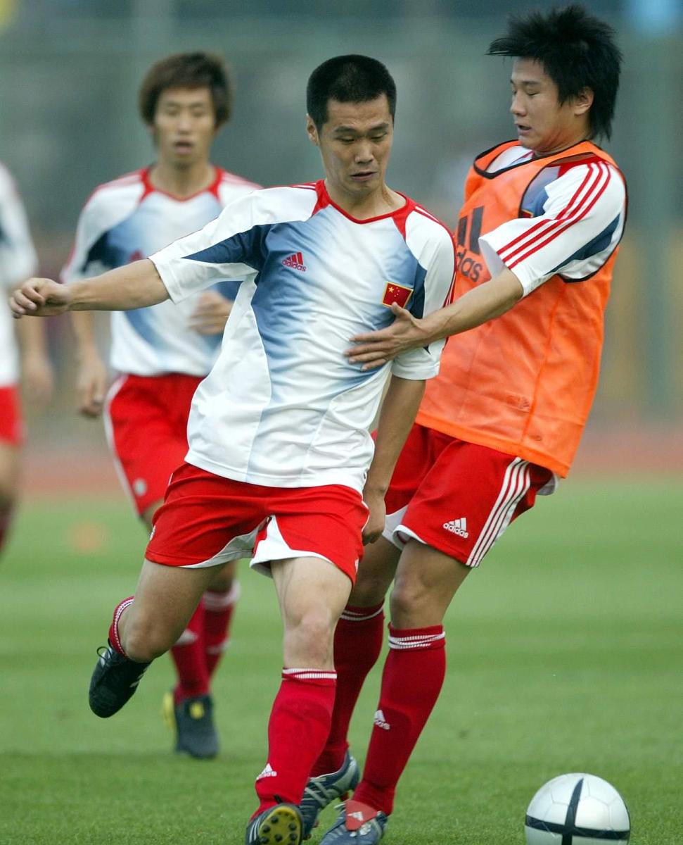 2004年8月1日,中国队在北航备战亚洲杯半决赛.李霄鹏和李金羽拼抢+++_