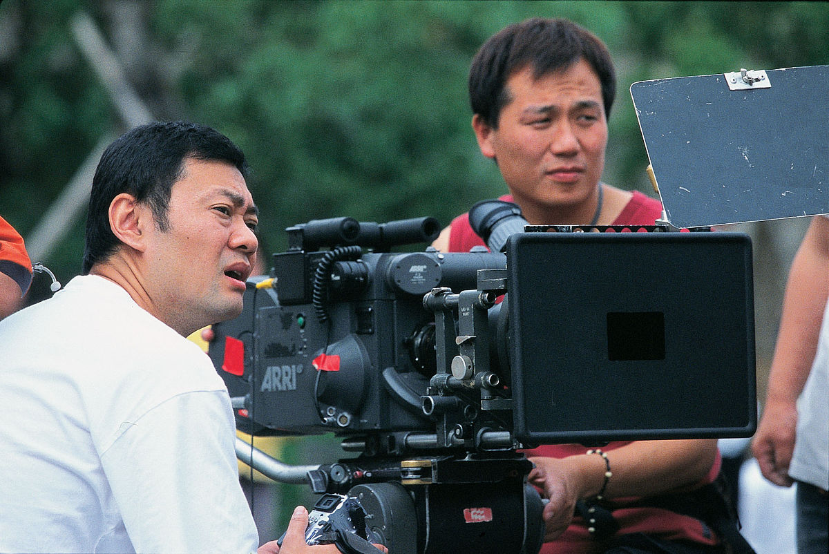 导演王竞(左)  2004年11月1日,昨晚(10.31),李亚鹏监制的首部电影《圣