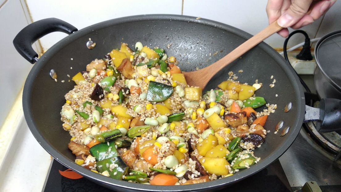 懒人美食五花肉土豆焖饭,做法省事便捷,吃的味道好还营养