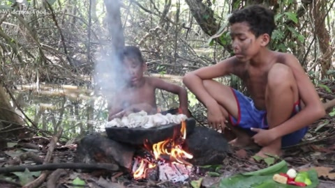 荒野小哥俩玩成了花猫,来树林做美味,石板烤墨鱼仔
