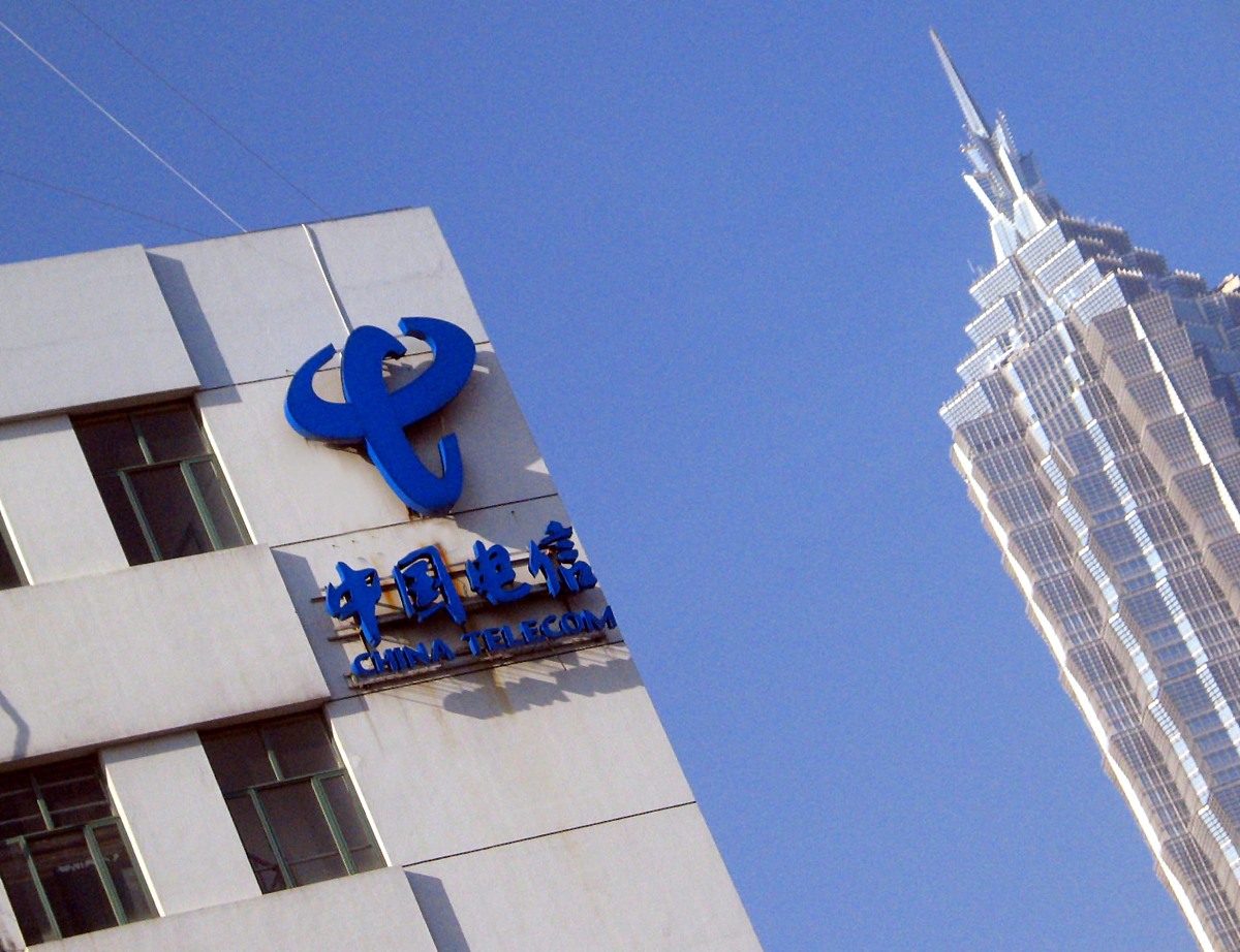 上海中国电信大厦上的中国电信牌子和金茂大厦.资料图片+++_+++中国电
