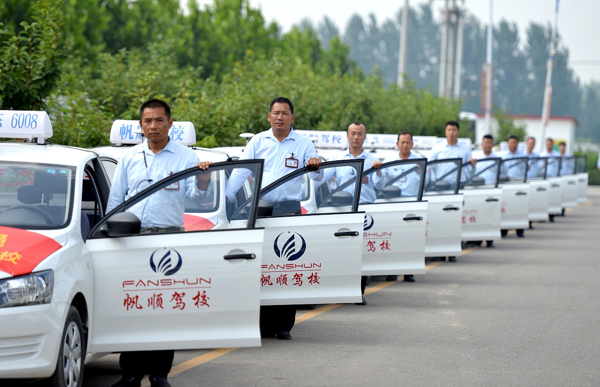 写一篇郑州驾校有包过的吗靠不靠谱？的文章要求明说明有驾校包过指出现在的包过是指包所有的补考费直到你考过为止如果有驾校宣传人不去考试就能拿证肯定是不靠谱的。