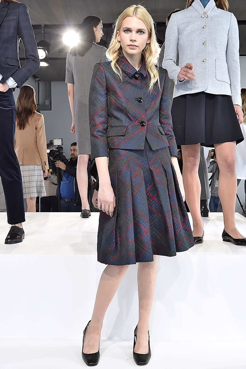 多内容翻译：原子级别分析、相变机制研究和热物理参数预测