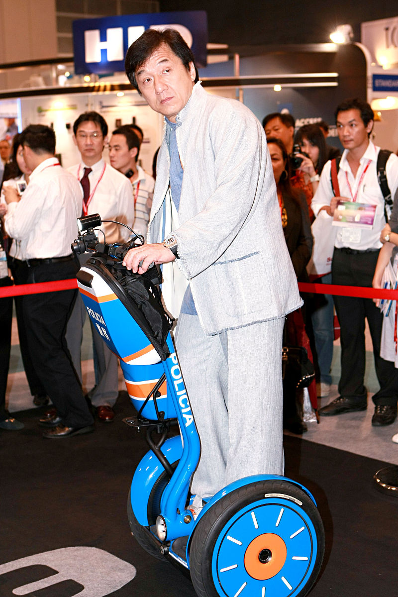 2008年6月4日,香港,成龙出席其代理的segway电动车推介活动.+++_+++成